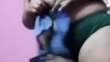 Amateur XXX model of Indian origin likes bras and she tries it on