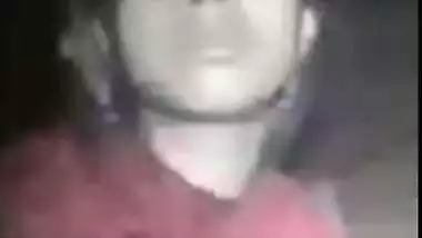 Desi girl exposes XXX body parts on camera for man making MMS video