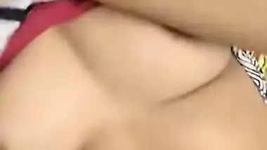 Desi girl is sexy and she knows it so exposing boobs is easy