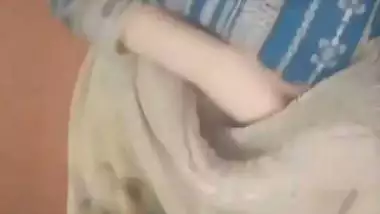 Horny maal biting lips and boobs show viral MMS