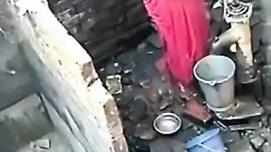 Hidden sex video of chubby Indian woman washing her XXX tits outdoors