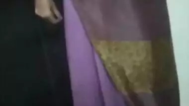 Desi babe takes her colorful sari down and remains naked XXX video