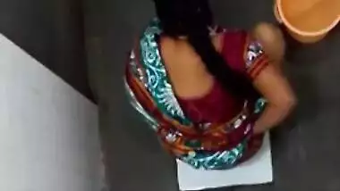 XXX girl pulls her sari up to piss and wash sex opening in the loo