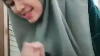 Hijabi girl sucks her stepbrother’s dick in Bangladeshi porn
