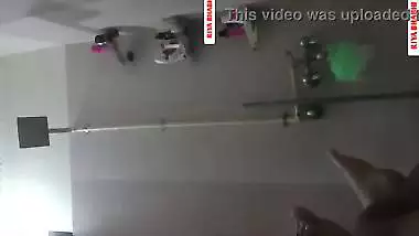 Indian cute bhabhi ki bathroom me ki ghodi bnake chudai jija ji ne