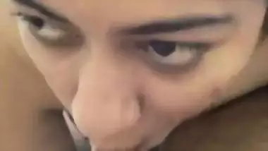 Sexy nude babe gives a desi blowjob to her guy