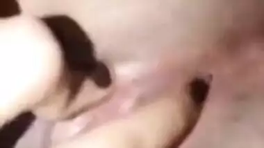 Good-looking Desi chick shows her sweet XXX pussy in solo MMS video