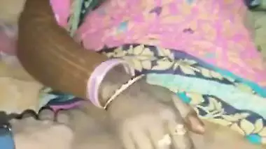 Local desi slut in saree masturbating video