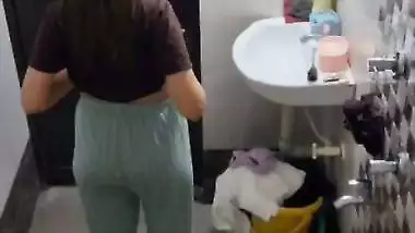 Neighbor girl boobs show before bathing viral MMS