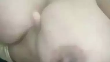 Bhabhi holding milky boobs in Pakistani solo nude clip
