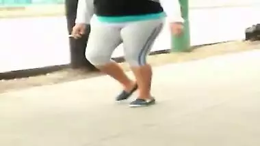 Gorda Culona en licra - se le marca la pucha