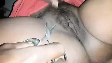 Hot Indian Deshi Girl Ne Apni Tight Chut Me Ungli Dali Aur Chut Sahlaya