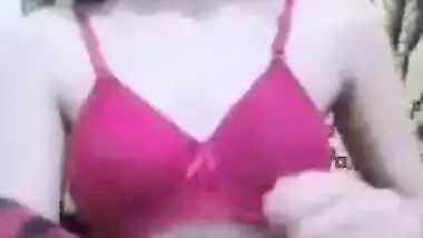 Kashmiri teen Desi girl pulls top up to expose boobs in XXX video
