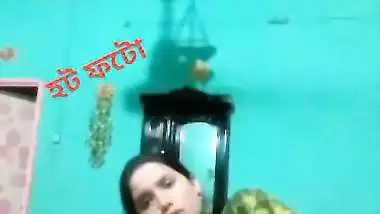 Bangla naked girl fucks her pussy with brinjal