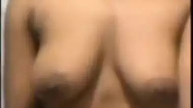 Young Desi chick gets topless and shows her tits on selfie XXX cam