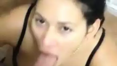 Newly married wife’s Indian blowjob makes her man happy