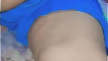 Tight ass desi housewife fingering and fucking