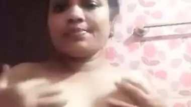 Indian MILF takes camera to film how she rubs XXX pussy and boobs