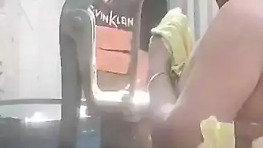 Neighbor aunty bathing with son entering viral MMS