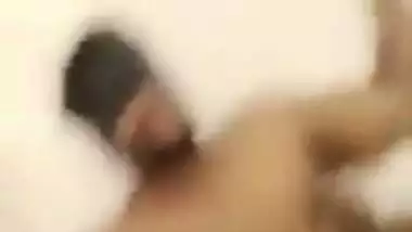 Indian shemale gets a desi blowjob from a macho guy