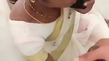 Cheating wife gives an outdoors Tamil blowjob to her BF