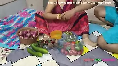 Xxx Bhojpuri Bhabhi, While Selling Vegetables, Showing Off Her Fat Nipples, Got Chuckled By The Customer!