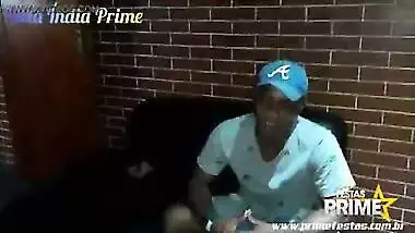 Esposa obriga marido submisso a ver ela fodendo com dois na Festa Prime