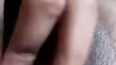 A desi nude Indian girl exposes her naked body in MMS