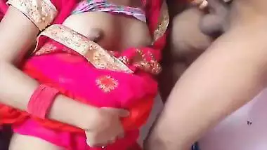 The girl in a saree gives an Indian blowjob and eats cum
