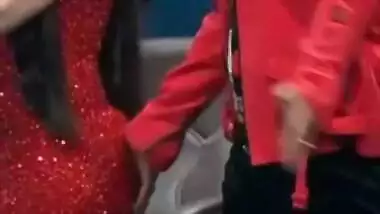 Nora fatehi ass touch on stage