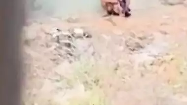 Man films Desi aunty peeing outdoors and leaks XXX video in MMS niche