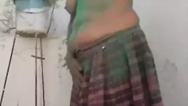 XXX whore covered with red and green pains poses in outdoor Desi video