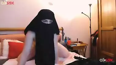 Indian takes off hijab after she rides a dildo for a while