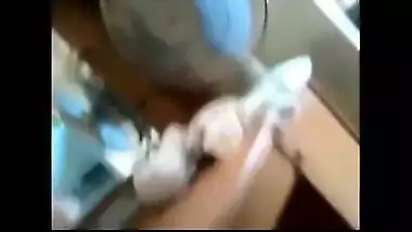 Standing desi bhabhi ne khade hue he apne pati ke bhai se Chudai ki
