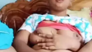 Chubby bhabhi fingering cunt in horny mood viral MMS