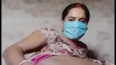 Face masked desi XXX wife shows her tits and pussy in live cam