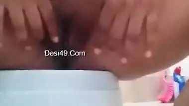 Chesty Desi gal XXX plays with her wet hairy twat in the toilet