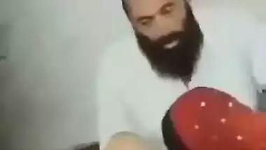 Pakistani sex MMS of a Maulana fucking his maid secretly