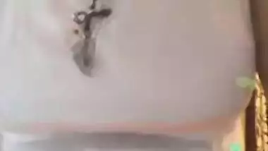 Hot desi indian bhabi shaking her sexi ass &boobs on bigo live...1