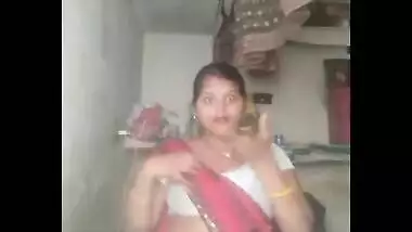 Hot housewife bhabhi mahalakshmi exposing bubbly navel and milky cleavage